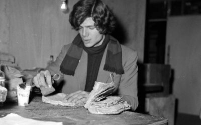 Volontari nel laboratorio di restauro della Certosa