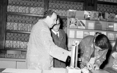 Alessandro Bonsanti con il Soprintendente alle Biblioteche Giovanni Semerano e Giuseppina Branzi