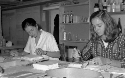 Volontari nel laboratorio di restauro della Certosa