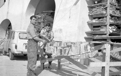 Il trasferimento dei libri con l’aiuto i militari dell’Esercito Italiano