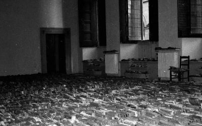 Libri disposti a terra nelle sale del palazzo ad asciugare