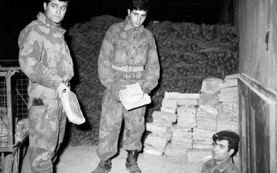 Il trasferimento dei libri con l’aiuto i militari dell’Esercito Italiano