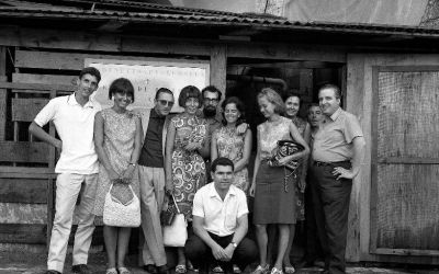 Foto di gruppo dei dipendenti con alcuni volontari